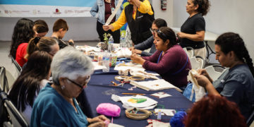 Migrantes varados en la frontera norte de México hallan en el arte un sustento económico