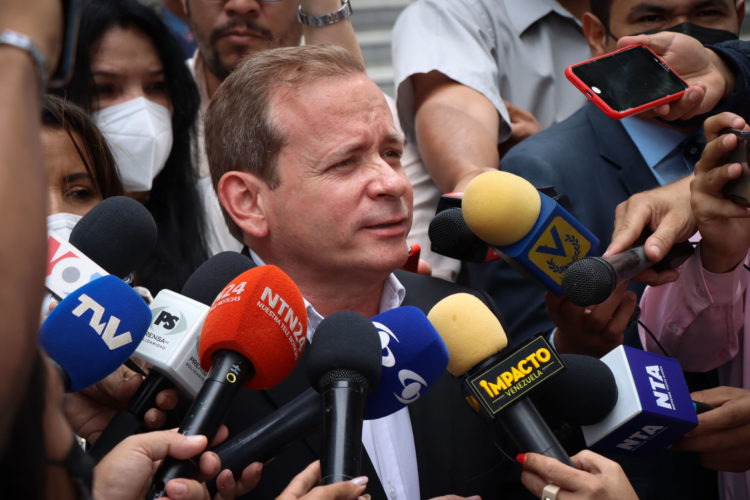 Fotografía de archivo del 18 de mayo de 20224 del opositor venezolano Juan Pablo Guanipa mientras habla con medios de comunicación en Caracas (Venezuela). EFE/ Ronald Peña