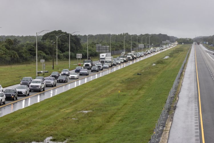 Antes del impacto previsto del huracán Milton, un denso flujo de tráfico por personas que evacúan avanza lentamente hacia el sur desde el noroeste de Florida este martes. EFE/CRISTOBAL HERRERA-ULASHKEVICH