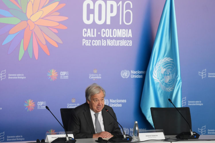 El secretario general de la ONU, António Guterres, habla durante una rueda de prensa este miércoles en Cali (Colombia), donde se celebra la Conferencia de las Naciones Unidas sobre Biodiversidad (COP16). EFE/ Ernesto Guzmán Jr.