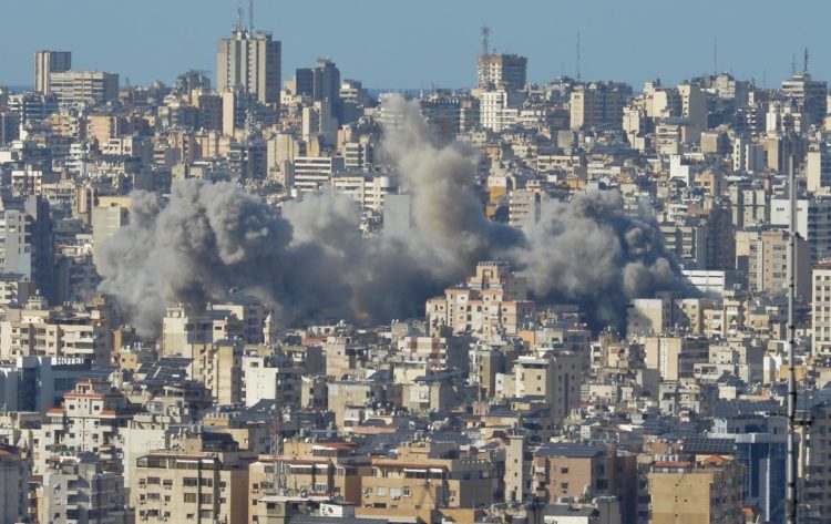 El humo se eleva después de un ataque israelí en el distrito de Dahieh en Beirut, Líbano, el 22 de octubre de 2024. Al menos 13 personas murieron después de un ataque aéreo israelí cerca del hospital público más grande del Líbano, en el sur de Beirut, dijo el Ministerio de Salud libanés. Según este último, más de 2.400 personas han muerto y más de 11.600 han resultado heridas en el Líbano desde el inicio de las recientes escaladas de hostilidades. (Líbano) EFE/EPA/WAEL HAMZEH