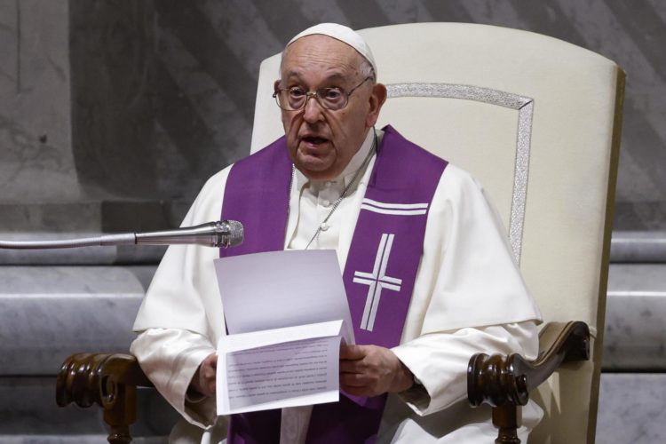 El papa Francisco habla durante una vigilia penitencial en preparación para la sesión de apertura de Asamblea General Ordinaria del Sínodo de los Obispos en la Ciudad del Vaticano. EFE/FABIO FRUSTACI