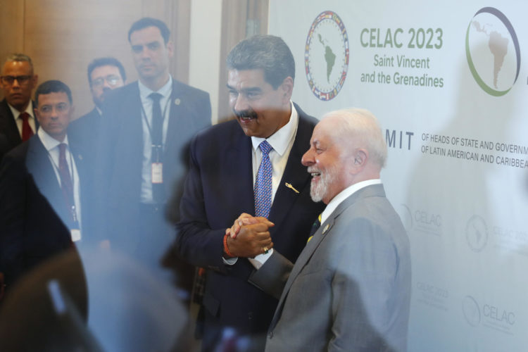 Fotografía de archivo del 1 de marzo de 2024 del presidente de Brasil, Luiz Inácio Lula da Silva (der.), junto al presidente de Venezuela, Nicolás Maduro, durante la VIII cumbre de la Comunidad de Estados Latinoamericanos y Caribeños (Celac), en Kingstown (S. Vicente y Granadinas). EFE/ Bienvenido Velasco