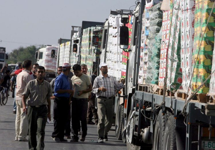 Foto de archivo de camiones palestinos con fruta esperando para cruzar la frontera con Israel en la ciudad de Sufa, el punto de encuentro entre territorio israelí y la Franja de Gaza en Cisjordania. EFE/Ali Ali