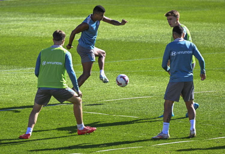 Reinildo y Barrios, durante el entrenamiento. EFE/ Víctor Lerena