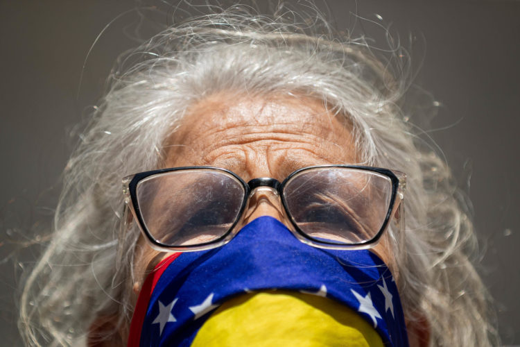 Fotografía del 21 de octubre de 2024 en donde una mujer participa en una manifestación frente a la sede de la ONU en Caracas (Venezuela). EFE/ Ronald Peña R.