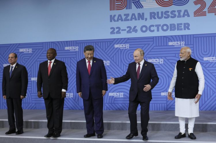 (De izq. a der.) El presidente egipcio, Abdel Fattah al-Sisi, el presidente sudafricano, Cyril Ramaphosa, el presidente chino, Xi Jinping, el presidente ruso, Vladimir Putin, el primer ministro indio, Narendra Modi, posan durante la foto familiar antes de la sesión plenaria de la cumbre BRICS 2024 en Kazán, Rusia, el 23 de octubre de 2024. EFE/EPA/MÁXIMO SHIPENKOV