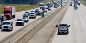 Comienzan a llenarse los refugios mientras miles evacúan en Florida ante llegada de Milton