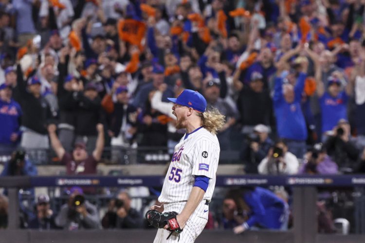 El lanzador de los Mets Ryne Stanek reacciona después del out final durante la novena entrada del tercer juego de los playoffs de la Serie Divisional de la Liga Nacional de Béisbol de las Grandes Ligas (MLB) entre los Filis de Filadelfia y los Mets de Nueva York en el Citi Field. EFE/EPA/SARAH YENESEL