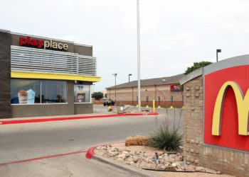 Un muerto y diez hospitalizados por brote de E. coli en hamburguesas de McDonald’s en EEUU