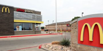 Un muerto y diez hospitalizados por brote de E. coli en hamburguesas de McDonald’s en EEUU