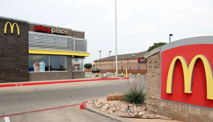 Fotografía de archivo de un letrero y restaurante de McDonald's en Hutto, Texas, EE.UU.. EFE/ADAM DAVIS