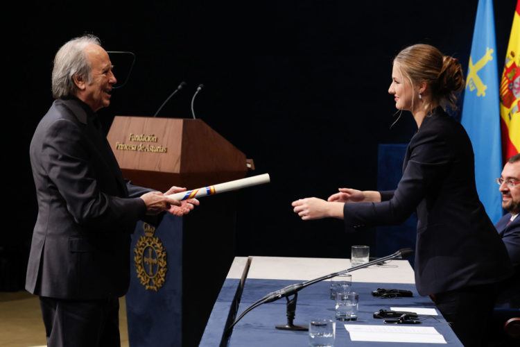 El cantautor y compositor Joan Manuel Serrat recibe el Premio Princesa de Asturias de las Artes de manos de la princesa Leonor, durante la ceremonia de entrega de los Premios Princesa de Asturias, este viernes en el Teatro Campoamor de Oviedo. EFE/Ballesteros