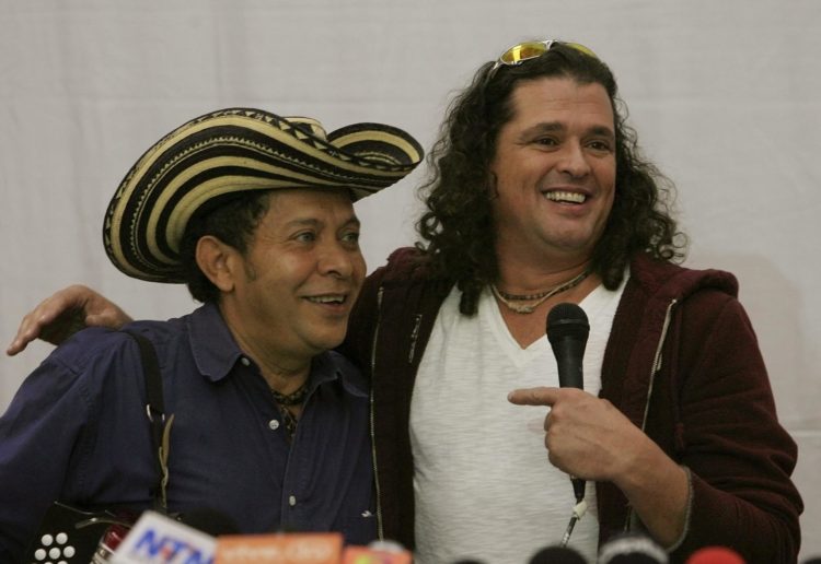 Imagen de archivo del cantante colombiano Carlos Vives (d) junto a su acordeonista Egidio Cuadrado. EFE/Leonardo Muñoz