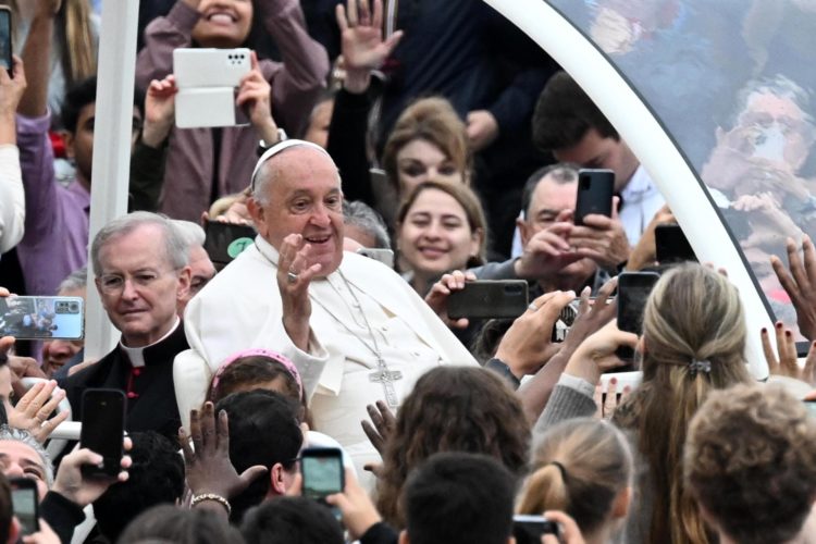 El papa Francisco saluda a su llegada para presidir la audiencia general semanal en la plaza de San Pedro del Vaticano, este miércoles. EFE/ Maurizio Brambatti