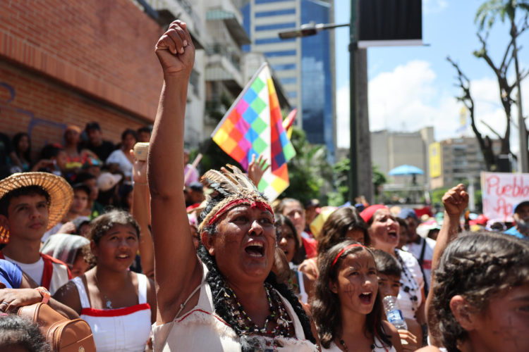 Personas caracterizadas como indígenas participan en una marcha con motivo del 'Día de la Resistencia Indígena' este sábado, en Caracas (Venezuela). EFE/ Miguel Gutiérrez