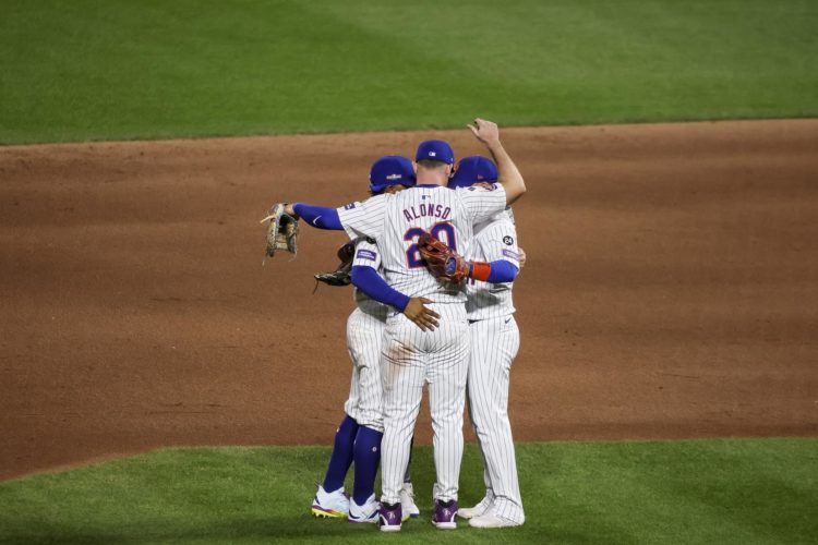 Los jugadores del cuadro interior de los Mets celebran la victoria en el quinto juego de la Serie de Campeonato de la Liga Nacional de Béisbol de las Grandes Ligas (MLB). EFE/EPA/SARAH YENESEL