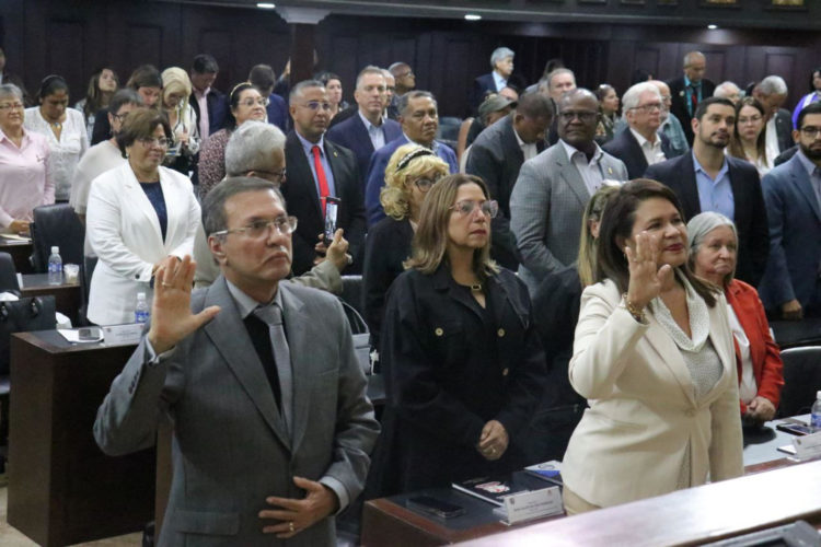 Fotografía cedida por la Asamblea Nacional de Conrado Pérez  tomando juramento como nuevo rector del Consejo Nacional Electoral durante un sesión este jueves, en Caracas (Venezuela).EFE/ Asamblea Nacional