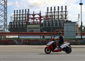 El Gobierno cubano prevé que su sistema eléctrico vuelva a la normalidad para este martes