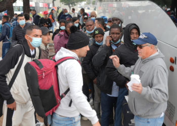 EE.UU. olvida sus orígenes extranjeros con la inmigración convertida en arma electoral