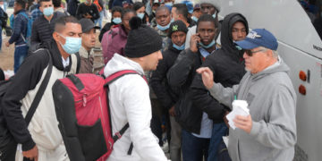 EE.UU. olvida sus orígenes extranjeros con la inmigración convertida en arma electoral