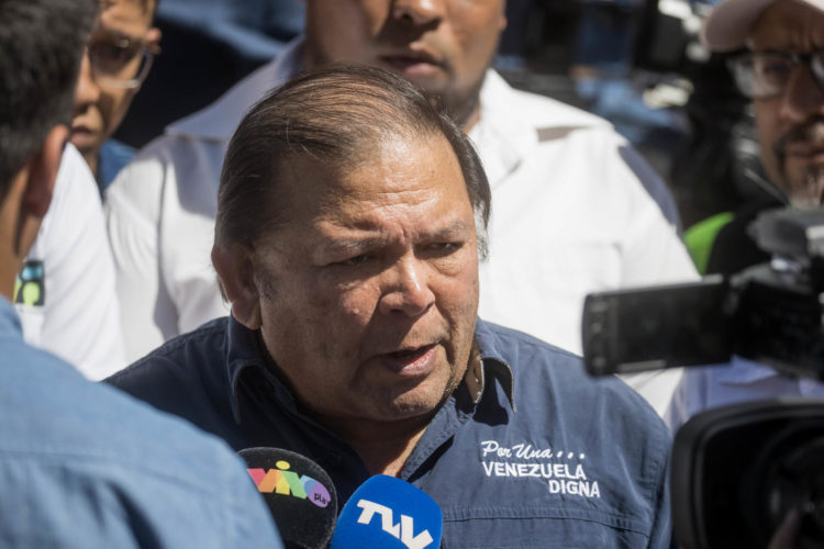 Fotografía de archivo del 23 de enero de 2024 del opositor venezolano Andrés Velásquez mientras habla con la prensa durante una manifestación en Caracas (Venezuela). EFE/ Miguel Gutiérrez