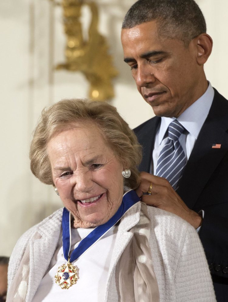 Fotografía de archivo de la defensora de derechos humanos y viuda de Robert F. Kennedy, Ethel Kennedy (i) cuando recibió en 2014 la Medalla Presidencial de la Libertad de manos del entonces presidente Barack Obama. EFE/Michel Reynolds