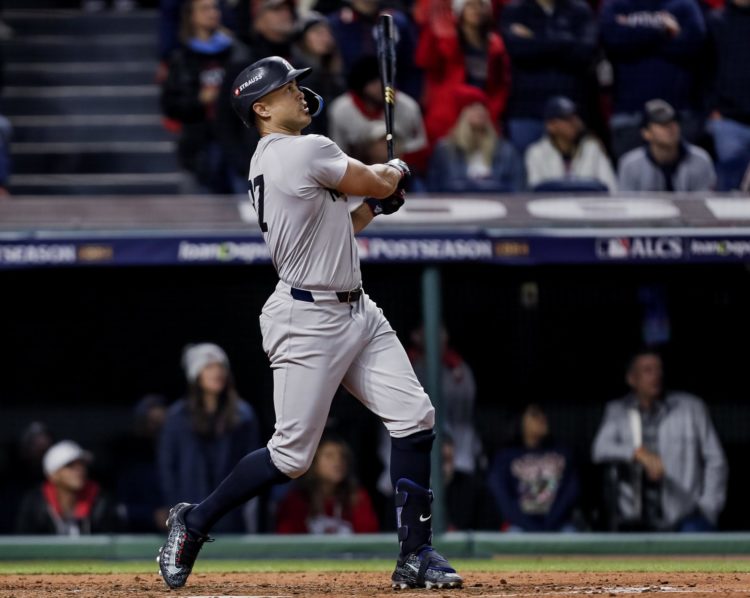 Giancarlo Stanton conectó un jonrón de tres carreras para los Yanquis contra los Guardianes de Cleveland en el sexto inning. EFE/EPA/DAVID MAXWELL