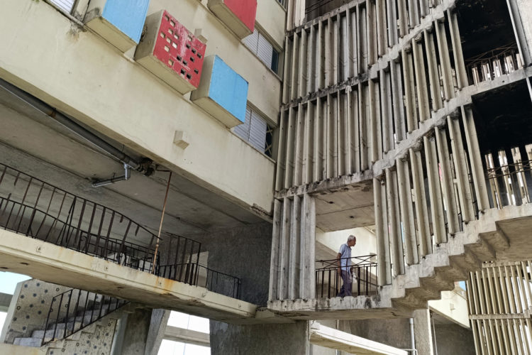 Fotografía del 6 de octubre de 2024 de un hombre caminando en un edificio sin corriente eléctrica en La Habana (Cuba).EFE/ Ernesto Mastrascusa