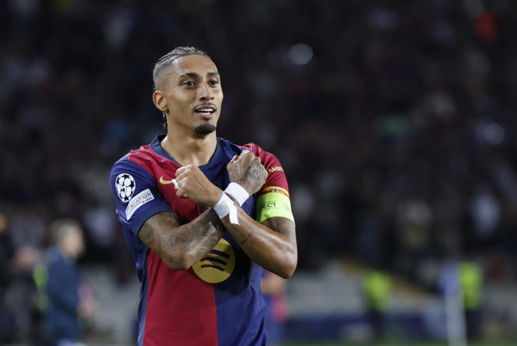 El delantero del Barcelona Raphinha celebra tras marcar el cuarto gol ante el Bayern, durante el partido de la Liga de Campeones que FC Barcelona y Bayern Munich disputan este miércoles en el estadio Olímpico Lluis Companys. EFE/Alberto Estévez