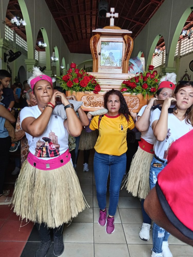 San Benito en el templo listo para la salida en hombros de las damas cargadoras.