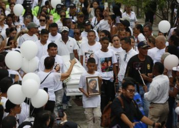 Miles de personas rinden sentida despedida a niña de 12 años asesinada en Colombia