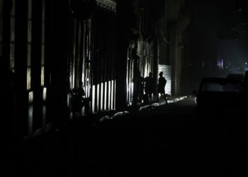 Calles espectrales y cena en hogueras: Una noche a oscuras en el gran apagón de Cuba