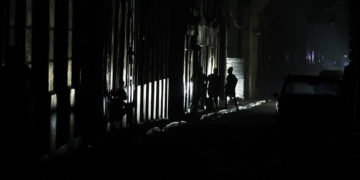 Calles espectrales y cena en hogueras: Una noche a oscuras en el gran apagón de Cuba