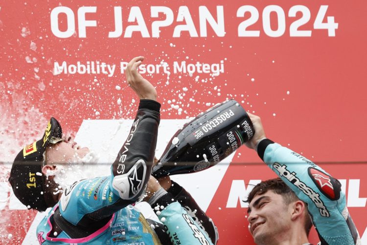 El piloto colombiano de CFMOTO David Alonso (C), ganador y Campeón del Mundo de Moto3, celebra después de la carrera de Moto3 del Gran Premio de Japón de Motociclismo en Motegi, al norte de Tokio. EFE/EPA/FRANCK ROBICHON