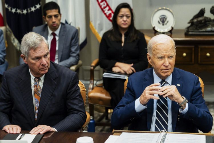 Tom Vilsack, secretario de Agricultura de EE. UU. (i) y el presidente estadounidense, Joe Biden, durante una actualización sobre la respuesta federal a los huracanes Helene y Milton, en la Sala Roosevelt de la Casa Blanca, en Washington, DC, EE. UU. EFE/TIERNEY L. CROSS