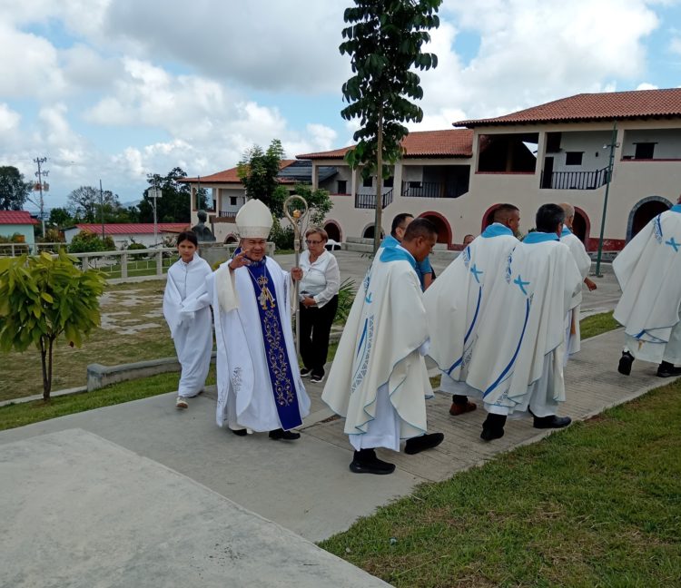 Monseñor José de la Trinidad Fernández y los sacerdotes asistentes camino al templo El Rosario.