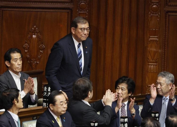 Shigeru Ishiba (arriba a la derecha), antes de la votación en la que el Parlamento le ha elegido como primer ministro de Japón en Tokio, el 1 de octubre de 2024. EFE/EPA/FRANCK ROBICHON