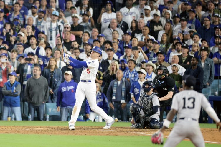 El jugador de los Dodgers de Los Angeles Freddie Freeman batea para conseguir un 'grand slam' ante los Yanquis de Nueva York. EFE/ALLISON DINNER