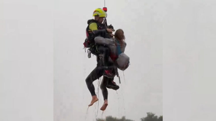 Captura de un video facilitado por la UME del rescate de una mujer con sus mascotas de su casa de madera en Utiel (Valencia) inundada por la dana. El personal del tercer batallón de la Unidad Militar de Emergencias (UME) se ha desplegado en los municipios valencianos de Utiel y Requena, en el interior de la provincia de Valencia, y en Xirivella y Alaquàs, en el área metropolitana. EFE/UME