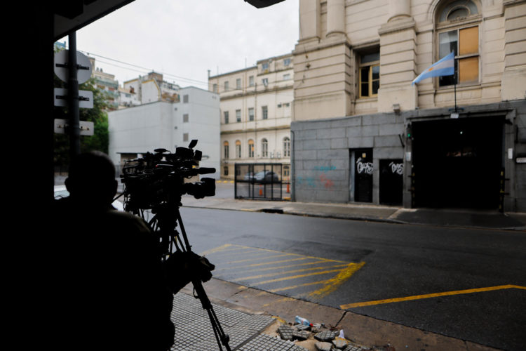 Un camarógrafo espera frente a la morgue judicial donde fue trasladado el cuerpo del fallecido exintegrante de la banda One Direction, Liam Payne, este jueves, en la ciudad de Buenos Aires (Argentina). EFE/ Juan Ignacio Roncoroni