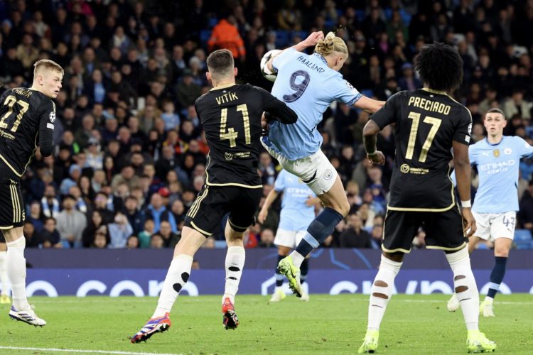 Erling Haaland (C-D) del Manchester City marca el 2-0 ante Martin Vitik (C-I) del Praga durante el partido de la Liga de Campeones de la UEFA entre el Manchester City y el Sparta de Praga en Manchester, Gran Bretaña, 23 de octubre de 2024. (Liga de Campeones, Reino Unido, Praga) EFE/EPA/ADAM VAUGHAN