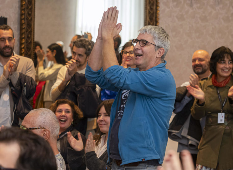 El director de cine galo Alain Guiraudie celebra tras anunciarse su película 'Misericordia' como la ganadora de la Espiga de Oro en la Seminci, este sábado. El jurado internacional de la 69ª Semana Internacional de Cine de Valladolid (Seminci) anuncia el palmarés con el nombre de la película ganadora de la Espiga de Oro y el resto de premios de esta edición. EFE/ R. García