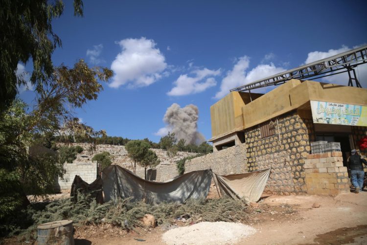 Imagen en la que se observa humo tras un ataque aéreo presuntamente cercano a un campamento de desplazados en Ma'arrat Misrin, Idlib, noroeste de Siria. EFE/EPA/Bilal Al Hammoud