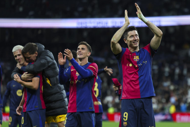 El delantero del FC Barcelona Robert Lewandowski (d) celebra la victoria tras el partido de la jornada 11 de LaLiga EA Sports entre el Real Madrid y el FC Barcelona, este sábado en el estadio Santiago Bernabéu, en Madrid. EFE/Kiko Huesca