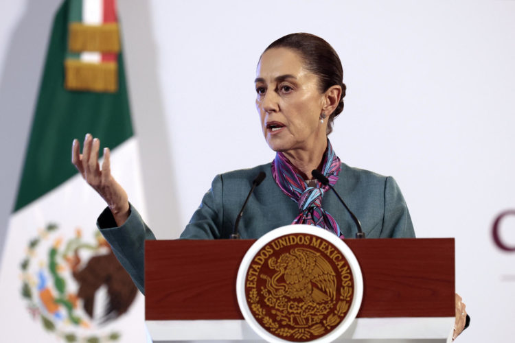 La presidenta de México, Claudia Sheinbaum, participa este martes en una rueda de prensa matutina en Palacio Nacional de la Ciudad de México (México). EFE/ José Méndez