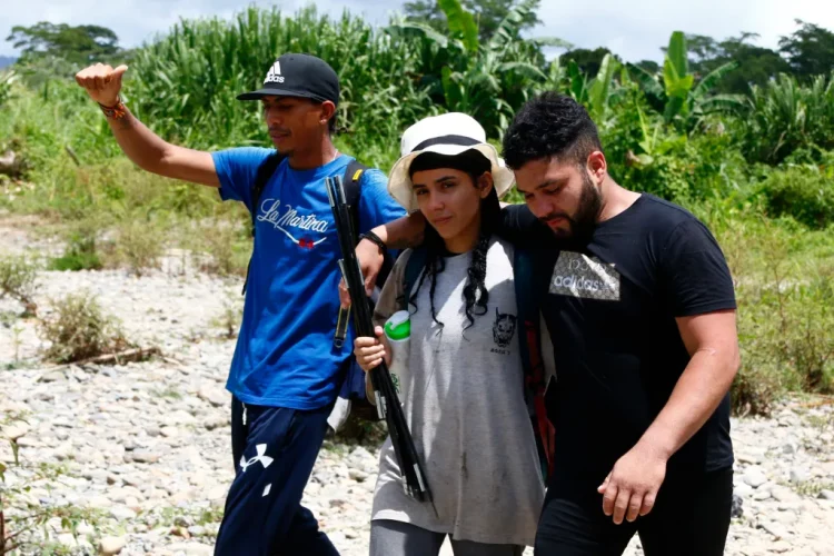 Fotografía del 8 de octubre de 2024 de migrantes caminando para llegar al pueblo de Bajo Chiquito (Panamá). EFE/Moncho Torres.