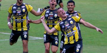 El carrusel amarillo y negro sella boleto al cuadrangular final