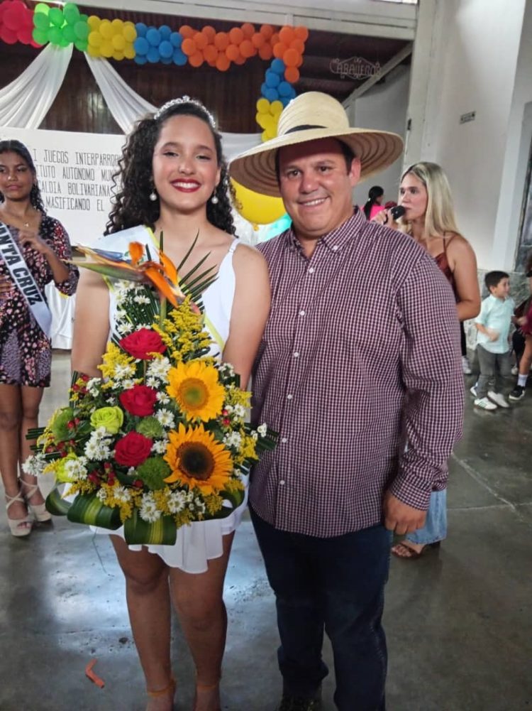  Alcalde con la reina, representante de la parroquia Cuicas.