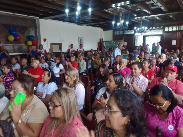 Luchadores sociales plenaron el salón municipal